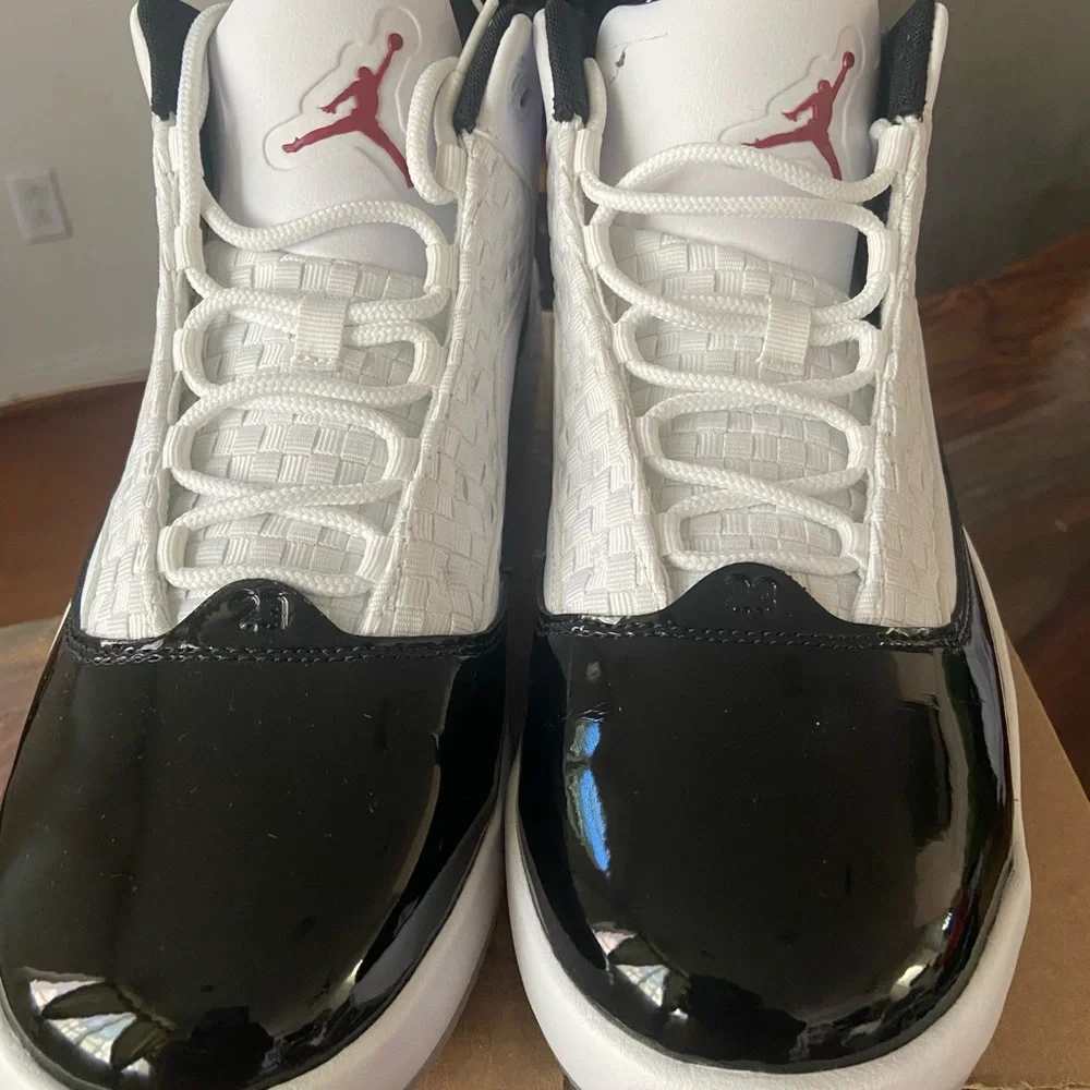 Men's Jordan Max Aura 2 Mid Sneakers